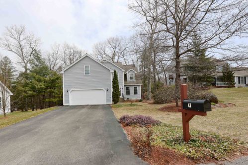 7 Grasmere Ln, Nashua, NH 03063 exterior