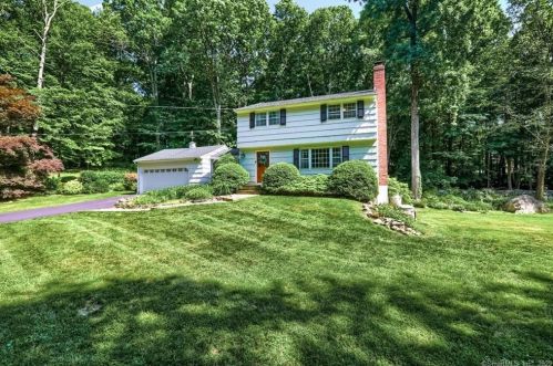 66 Walnut Grove Rd, Ridgefield, CT 06877 exterior