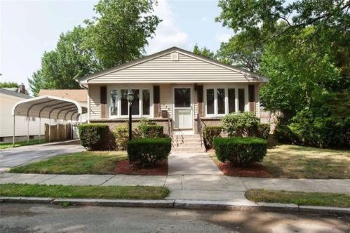 135 Metropolitan Rd, Providence, RI 02908 exterior