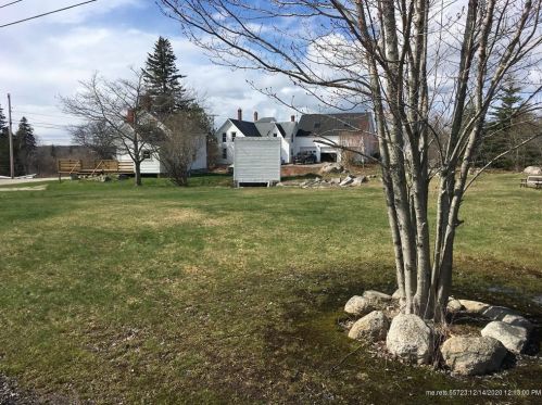 6 Roberts Cemetery Rd, Vinalhaven, ME 04863 exterior