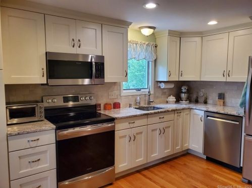 40 Hemlock Pl, Middletown, CT 06457 exterior
