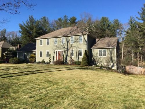 2 Calumet Cir, Mendon, MA 01756 exterior