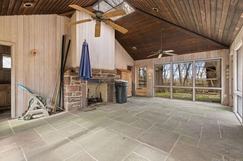 515 Maple Shade Rd, Middletown, CT 06457 exterior