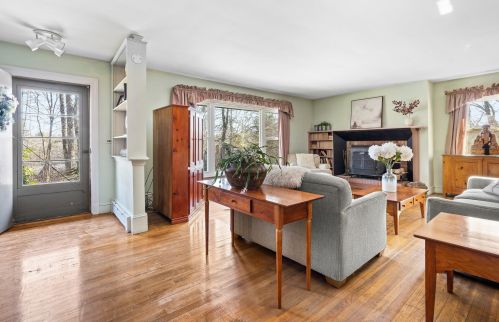 8 Hoitt Dr, Durham, NH 03824 exterior