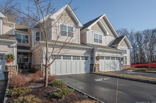 4 Hunting Ridge Ln, Bethel, CT exterior