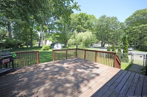 122 Longmeadow Dr, Waterbury, CT 06706 exterior