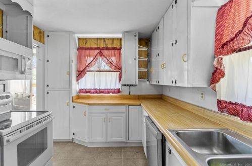 33 Cady St, Killingly, CT 06239 exterior