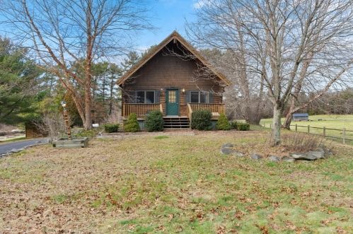 896 Pleasant St, Raynham, MA 02767 exterior