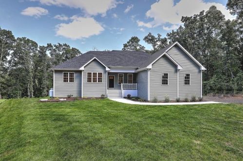52 Pine Swamp Rd, Cumberland, RI 02864 exterior