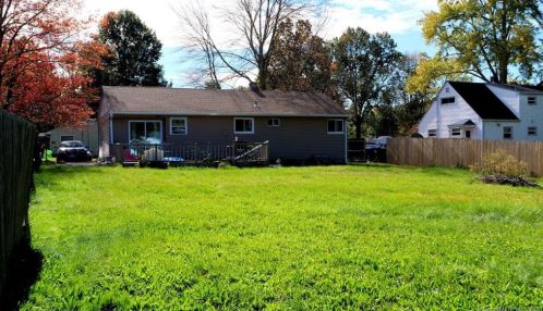 52 Broadleaf Ln, Enfield, CT 06082 exterior