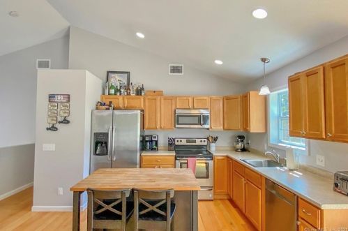 31 Old Barry Rd, Quaker-Hill, CT 06375 exterior