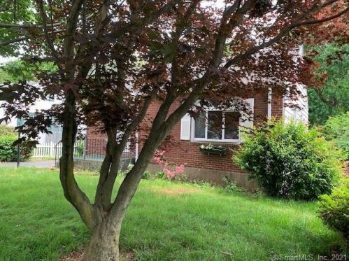 33 Oxford Dr, Hartford, CT 06118 exterior