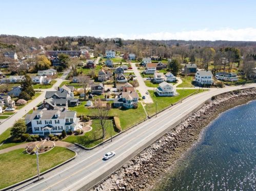 1886 Main Rd, Tiverton, RI 02878 exterior