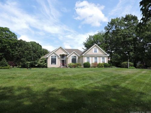 8 Briarwood Ter, Waterbury, CT 06762 exterior