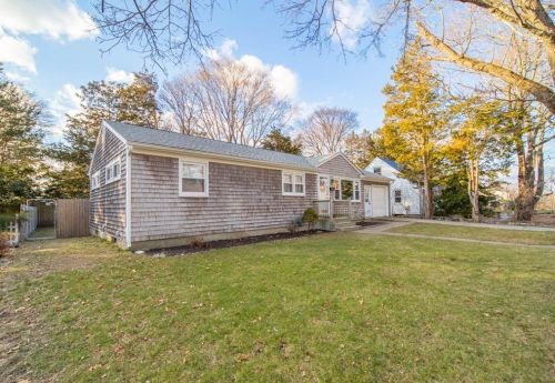 135 Potowomut Rd, Warwick, RI 02818 exterior