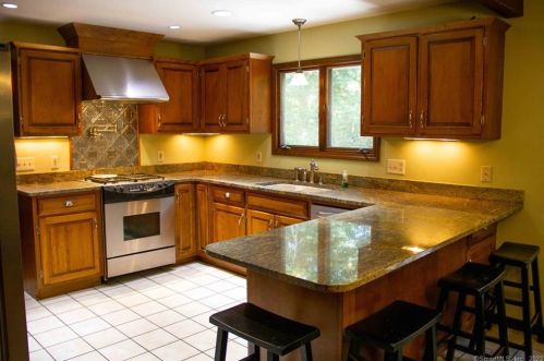 34 Robinhood Dr, Gales-Ferry, CT 06335 exterior