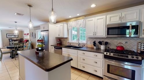 8 Genuine Dr, Sandown, NH 03873 exterior