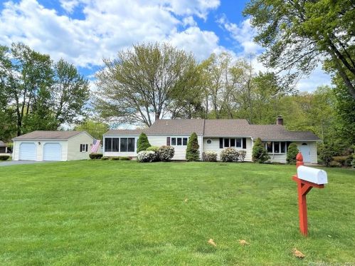 18 Evanwood Dr, Wallingford, CT 06492 exterior