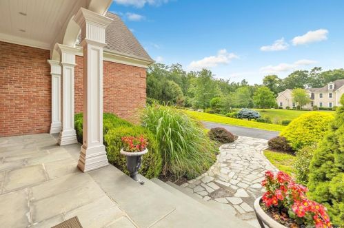 6 Clydesdale Ct, Upper Stepney, CT 06468 exterior