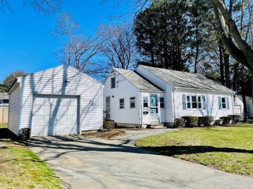 18 Country Dr, Beverly, MA 01915 exterior