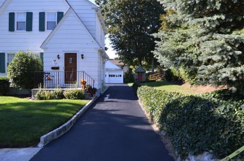 306 Mapledale Pl, Bridgeport, CT 06610 exterior
