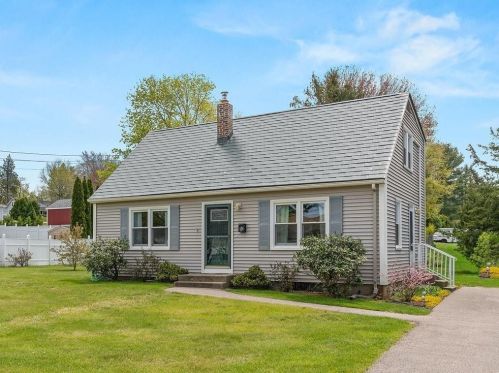 8 Meadow Lark Dr, Westerly, RI 02891 exterior