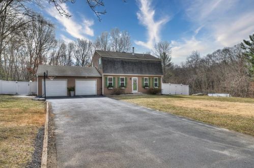 17 Hideaway Ln, North Kingstown, RI 02852 exterior