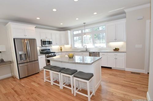 19 Collingridge Dr, Manchester, CT 06040 exterior