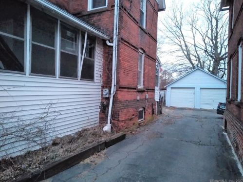 8 Longworth Ave, Middletown, CT 06457 exterior