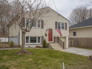 62 Fenner Ave, Middletown, RI 02842 exterior