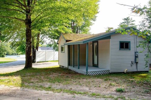 27 Fox Rd, Middleton, NH 03887 exterior