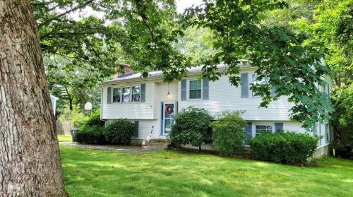 111 Oak Tree Ave, Warwick, RI 02886 exterior