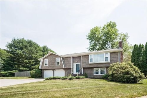 2 Robbie Rd, Moodus, CT 06469 exterior