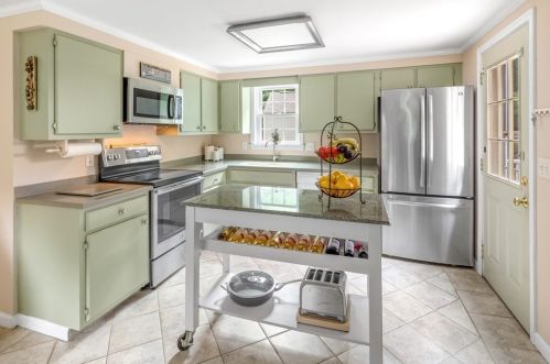 827 Federal Furnace Rd, Plymouth, MA 02360 exterior