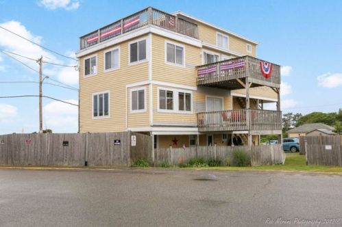 140 Railroad Ave, Salisbury Beach, MA 01952 exterior