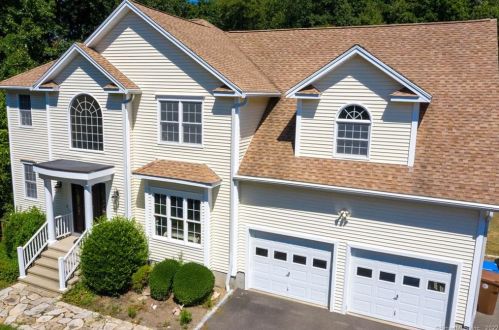 54 Cedarwood Ln, Huntington, CT 06484 exterior