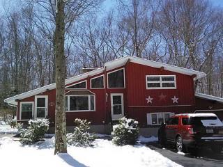 6 Salvas Ct, Valley Falls, RI 02864 exterior