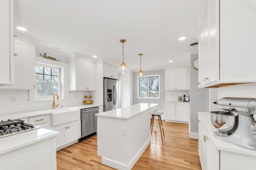 40 Robin St, Roxbury-Xing, MA 02132 exterior