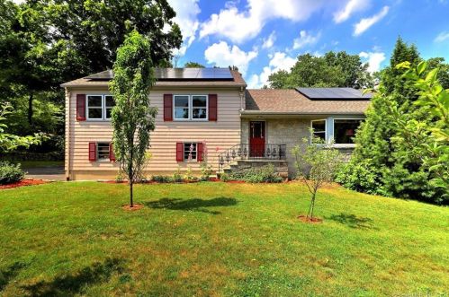 6 Weatherbell Dr, Norwalk, CT 06851 exterior