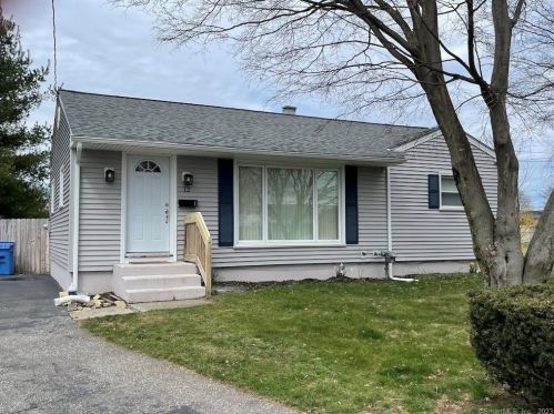 12 Traders Ct, Norwich, CT 06360 exterior