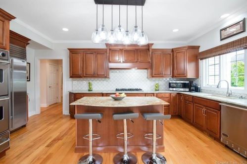 1 Winding Way, Bridgeport, CT 06611 exterior