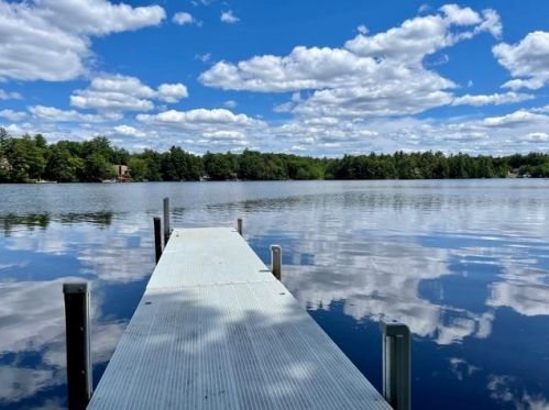40 Shore Rd, Sandown, NH 03873 exterior
