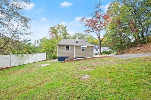 836 Chopsey Hill Rd, Bridgeport, CT 06606 exterior