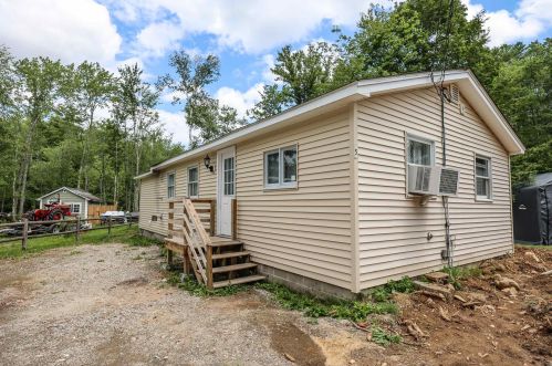 5 Ferndale Rd, Raymond, NH 03077 exterior