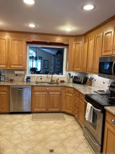 432 Navajo Loop, Huntington, CT 06484 exterior