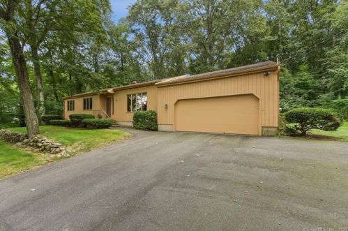 111 Glenmeadow Dr, Northford, CT 06472 exterior