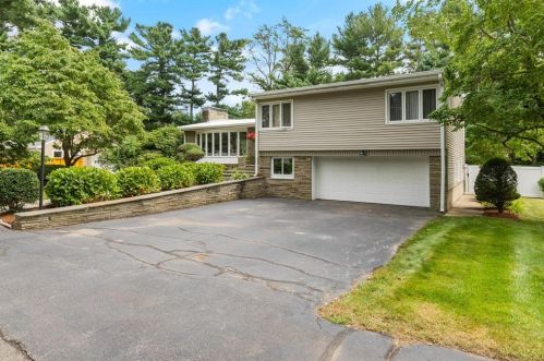 8 Bishops Ln, South Lynnfield, MA 01940 exterior