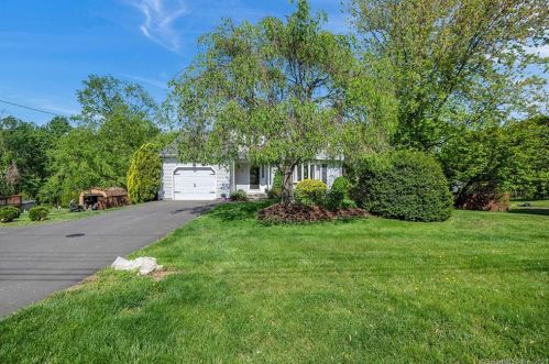47 Sentinel Hill Rd, North Haven, CT 06473 exterior