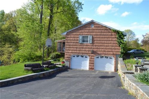 2 Falcon Ln, Huntington, CT 06484 exterior