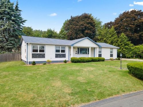 42 Pinewood Dr, North-Providence, RI 02904 exterior